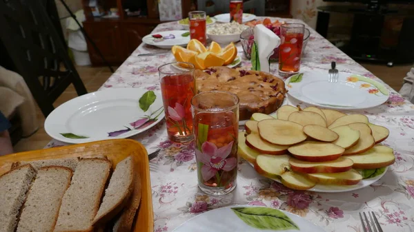 Καλυμμένο Τραπέζι Για Την Οικογένεια — Φωτογραφία Αρχείου