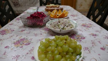 Masa aile yemeği için hazırlandı.