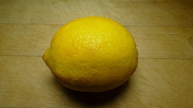 Tahta arka planda olgun limon