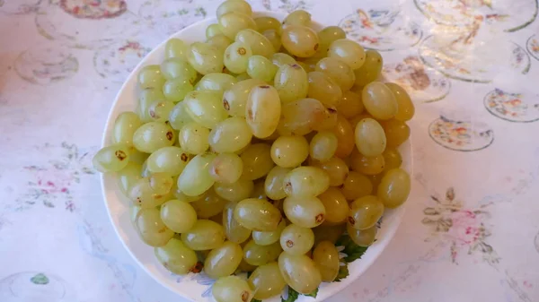 Peeled Grapes Plate — Stock Photo, Image