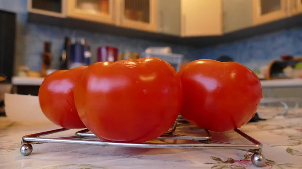 Tomates Vermelhos Maduros Estão Sobre Mesa — Fotografia de Stock