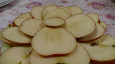 Masadaki bir tabakta meyve dilimliyorum.