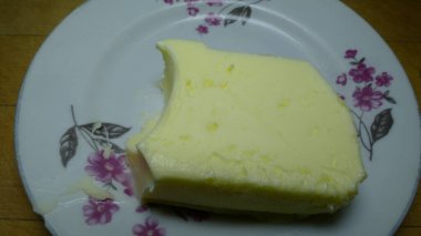 Tabakta bir parça tereyağı