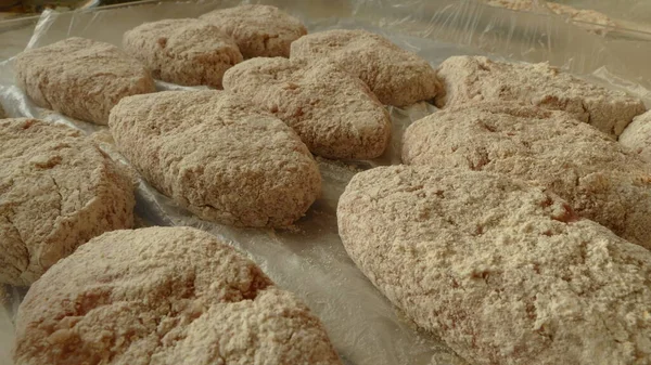 Rohe Fleischschnitzel Auf Dem Tisch — Stockfoto