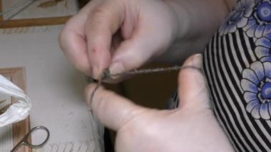 Sıcak yün eldiven ören bir kadın