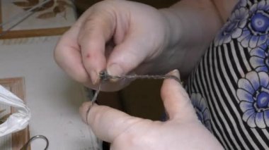 Sıcak yün eldiven ören bir kadın