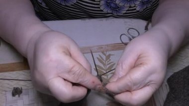 Sıcak yün eldiven ören bir kadın