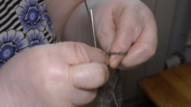 Sıcak yün eldiven ören bir kadın