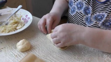 Aşçı lahana ile turta hazırlar. sağlıklı gıda konsepti