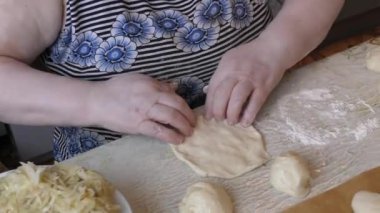 Aşçı lahana ile turta hazırlar. sağlıklı gıda konsepti