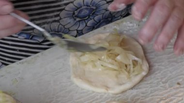 Aşçı lahana ile turta hazırlar. sağlıklı gıda konsepti