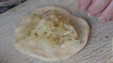 Aşçı lahana ile turta hazırlar. sağlıklı gıda konsepti