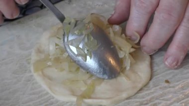 Aşçı lahana ile turta hazırlar. sağlıklı gıda konsepti