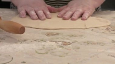 Aşçı patatesli hamur tatlısı yapar. sağlıklı gıda konsepti