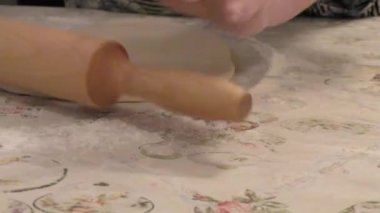 Aşçı patatesli hamur tatlısı yapar. sağlıklı gıda konsepti