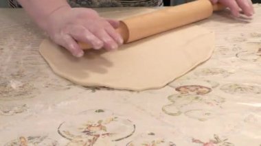 Aşçı patatesli hamur tatlısı yapar. sağlıklı gıda konsepti