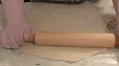 Aşçı patatesli hamur tatlısı yapar. sağlıklı gıda konsepti