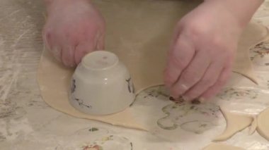 Aşçı patatesli hamur tatlısı yapar. sağlıklı gıda konsepti