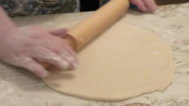 Aşçı patatesli hamur tatlısı yapar. sağlıklı gıda konsepti