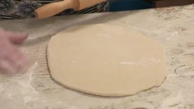 Aşçı patatesli hamur tatlısı yapar. sağlıklı gıda konsepti