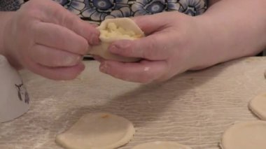 Aşçı patatesli hamur tatlısı yapar. sağlıklı gıda konsepti