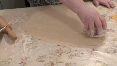 Aşçı patatesli hamur tatlısı yapar. sağlıklı gıda konsepti