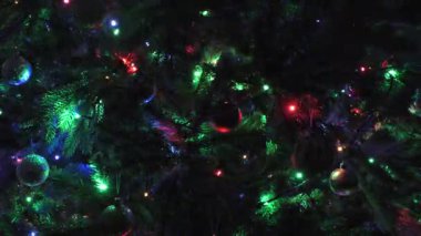 Yeni yılda ve Noel ağacında oyuncaklar