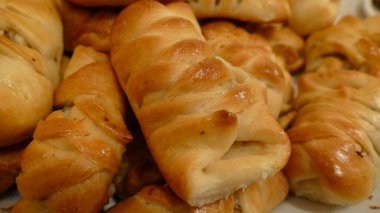 Bir tabakta ev yapımı pastalar var.