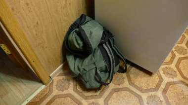 Sırt çantası odanın köşesinde.