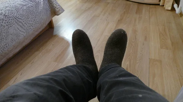 Seorang Pria Duduk Sepatu Bot Merasa — Stok Foto