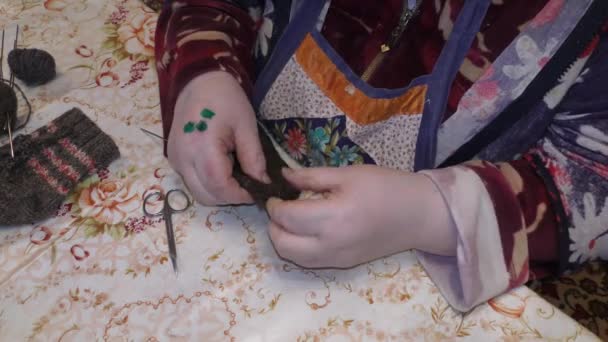 一位老年妇女用毛线针织毛线 — 图库视频影像
