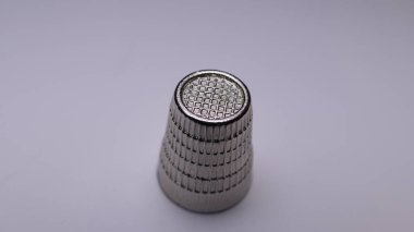 Beyaz arkaplanda yüksük dikiliyor