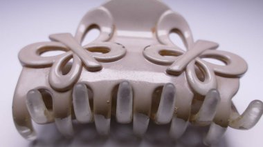 beyaz zemin üzerinde saç tokası