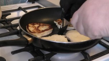 Aşçı krep pişiriyor. sağlıklı gıda konsepti