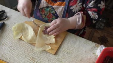 Aşçı lahana sarması yapıyor. sağlıklı gıda konsepti