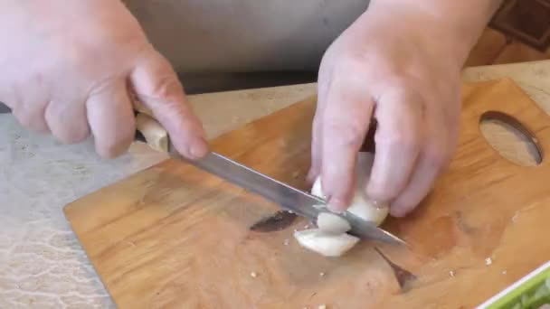 Cocinero Corta Huevo Gallina Con Cuchillo Concepto Alimentos Saludables — Vídeos de Stock