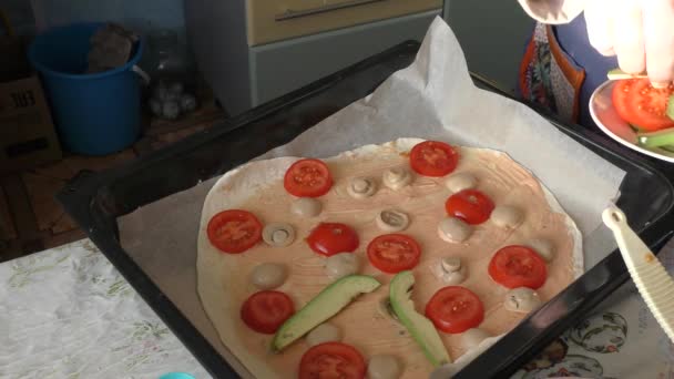 Pizza Awokado Pomidorami — Wideo stockowe