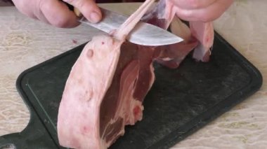 Aşçı geyik etini bıçakla keser. sağlıklı gıda konsepti 