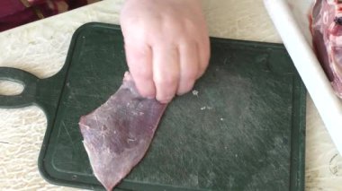 Aşçı geyik etini bıçakla keser. sağlıklı gıda konsepti 
