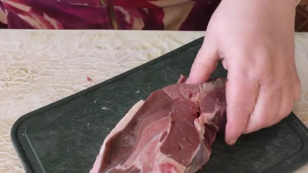 Kokken Skjærer Opp Rådyrkjøtt Med Kniv Sunt Matbegrep – stockvideo