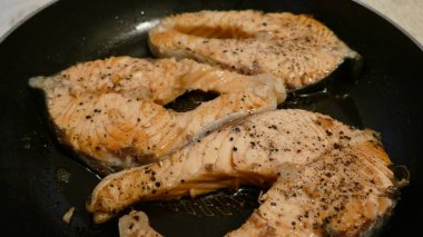 Tavada kızarmış somon bifteği.