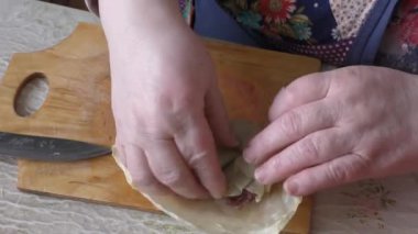 Aşçı lahana rulolarını et ve lahanayla hazırlar. sağlıklı gıda konsepti 