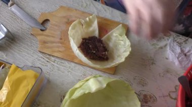 Aşçı lahana rulolarını et ve lahanayla hazırlar. sağlıklı gıda konsepti 