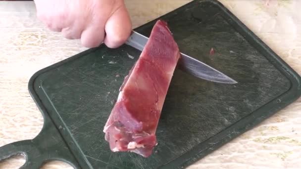 Kobieta Kucharka Kroi Mięso Jelenia Nożem Zdrowa Koncepcja Żywności — Wideo stockowe