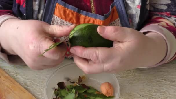 料理人はナイフでアボカドを切ります 健康的な食のコンセプト — ストック動画