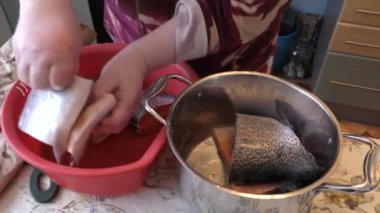 Şef alabalığı temizliyor. sağlıklı gıda konsepti 