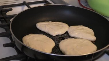 Şef krep kızartıyor. sağlıklı gıda konsepti 