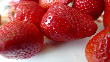 Büyük olgun kırmızı çilek