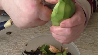 Şef avokadoyu soyar. sağlıklı gıda konsepti 