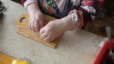 Aşçı lahana ruloları hazırlar. sağlıklı gıda konsepti 